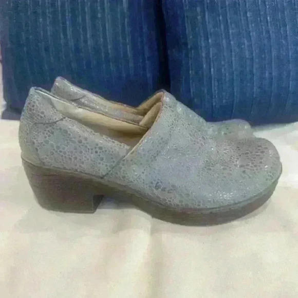 b.o.c. Born Concept Peggy Clogs Gray Pebbled Print Women’s Sz 9.5 - Picture 1 of 8